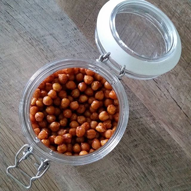 Healthy roasted chickpeas recipe that is easy for kids to make and great for snacking! Kids love this salty, crunchy snack that you can feel good about too!